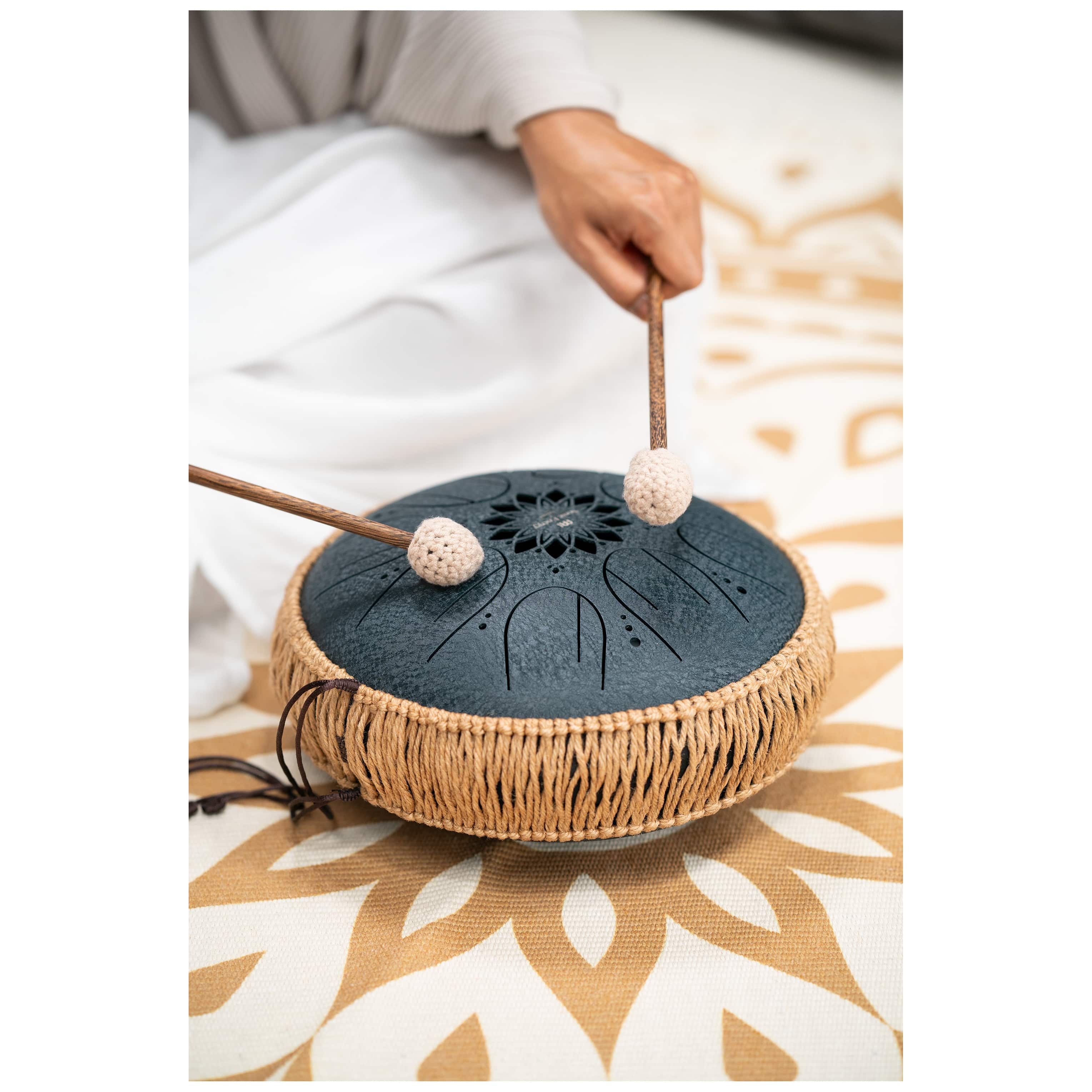 Meinl Sonic Energy MOSTD2NB - Medium Octave Steel Tongue Drum 10", C Moll, 8 Töne, 432 Hz, Navyblau 4